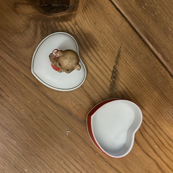 Vintage 1983 Lefton Valentine Bear on Heart Shaped Trinket Box - Picture 3 of 6